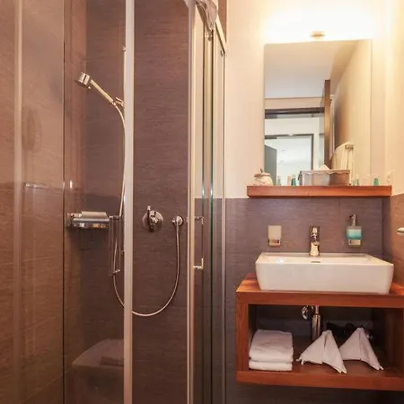 Sleeps 6 Pool Wifi Apartment *